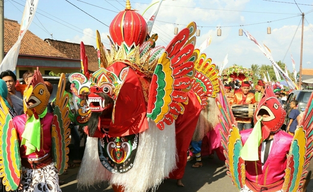 Barong Ider Bumi suku Osing