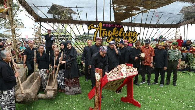 Pertunjukkan Musik Angklung Paglak suku Osing