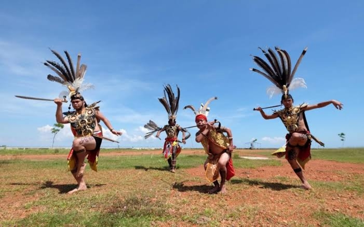 Apakah Beberapa Mitos yang Melekat di Suku Dayak Benar Adanya? 