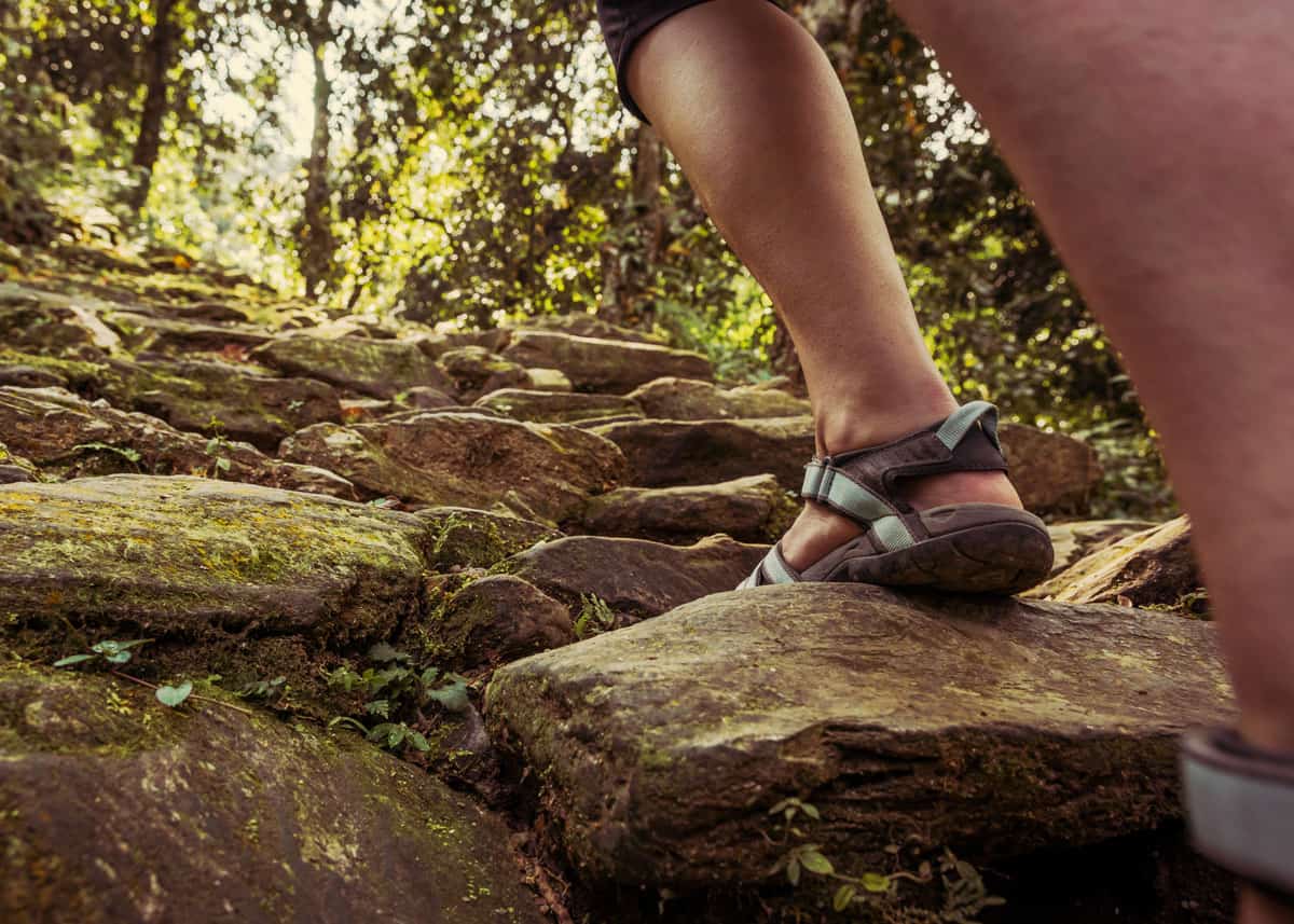 Jangan Coba Mendaki dengan Sandal Gunung, Berikut Alasan dan Penggantinya yang Tepat