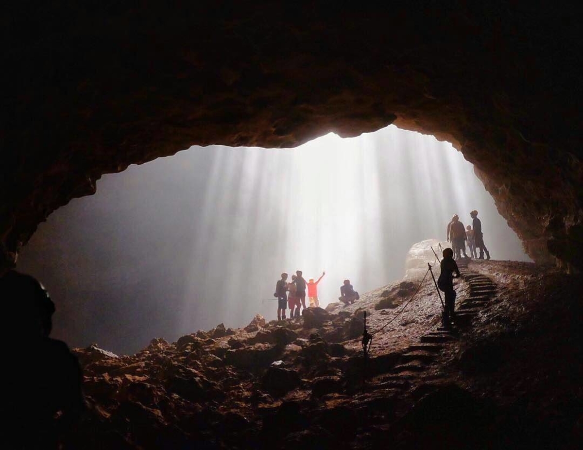 Mengintip 5 Gua dengan Pemandangan Alam Indah di Indonesia!