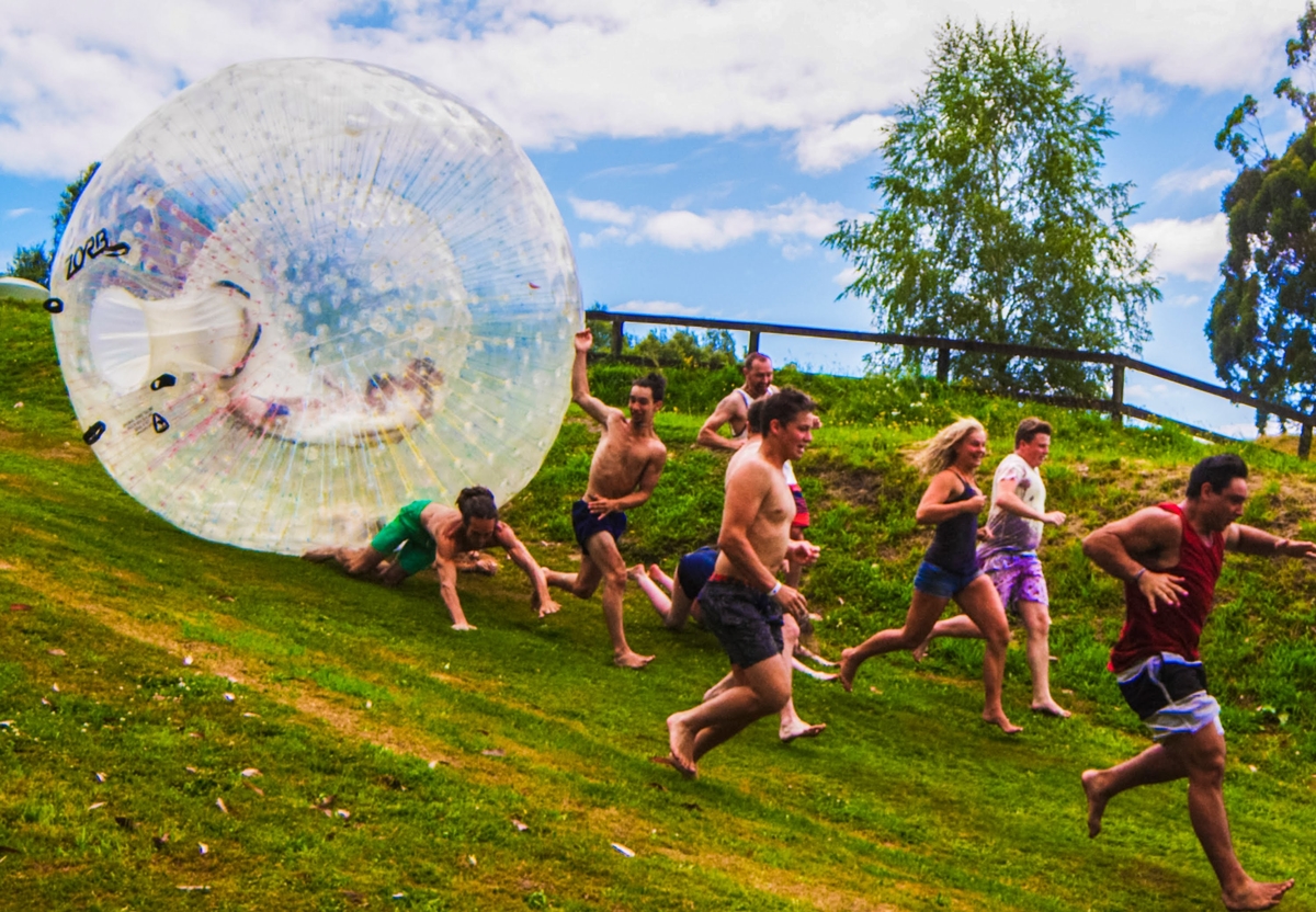 5 Fakta Menarik Seputar Zorbing! Olahraga Ekstrem yang Bisa Lo Mainkan di Mana Saja!