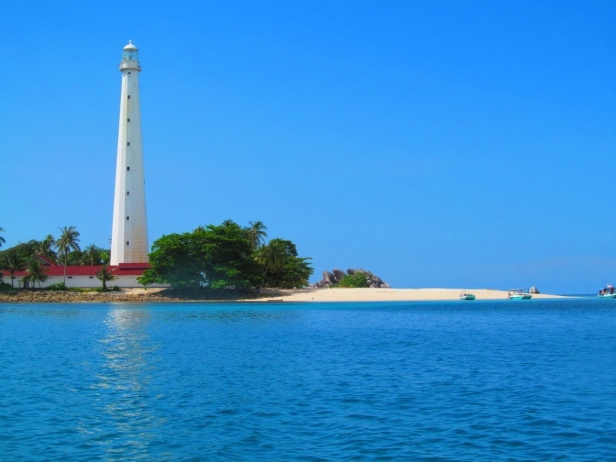 5 Rekomendasi Pulau Mercusuar di Indonesia yang Menyimpan Keindahan Alam nan Memukau!