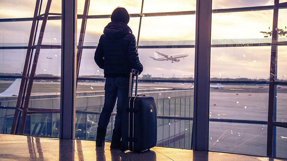 Suka Traveling Naik Pesawat? Berikut Perbedaan Transit dan Transfer!