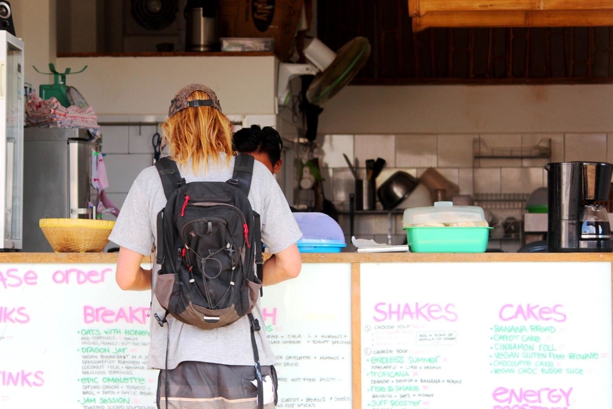 Mau Nyari Tempat Nongkrong dengan Suasana yang Unik? Coba Deh 5 Rekomendasi Cafe di Kuta, Lombok Ini!