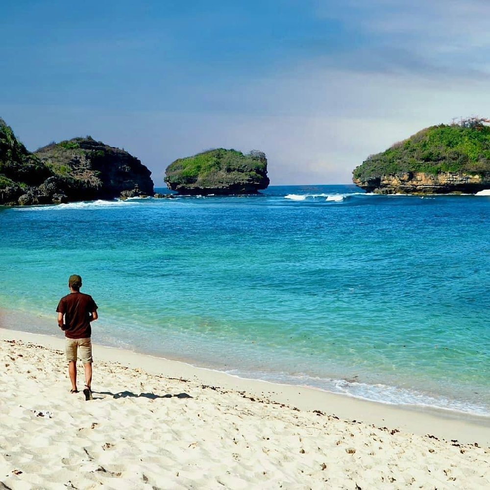 5 Alasan Kuat Soal Pantai Watu Karung Pacitan: Surganya Para Peselancar!