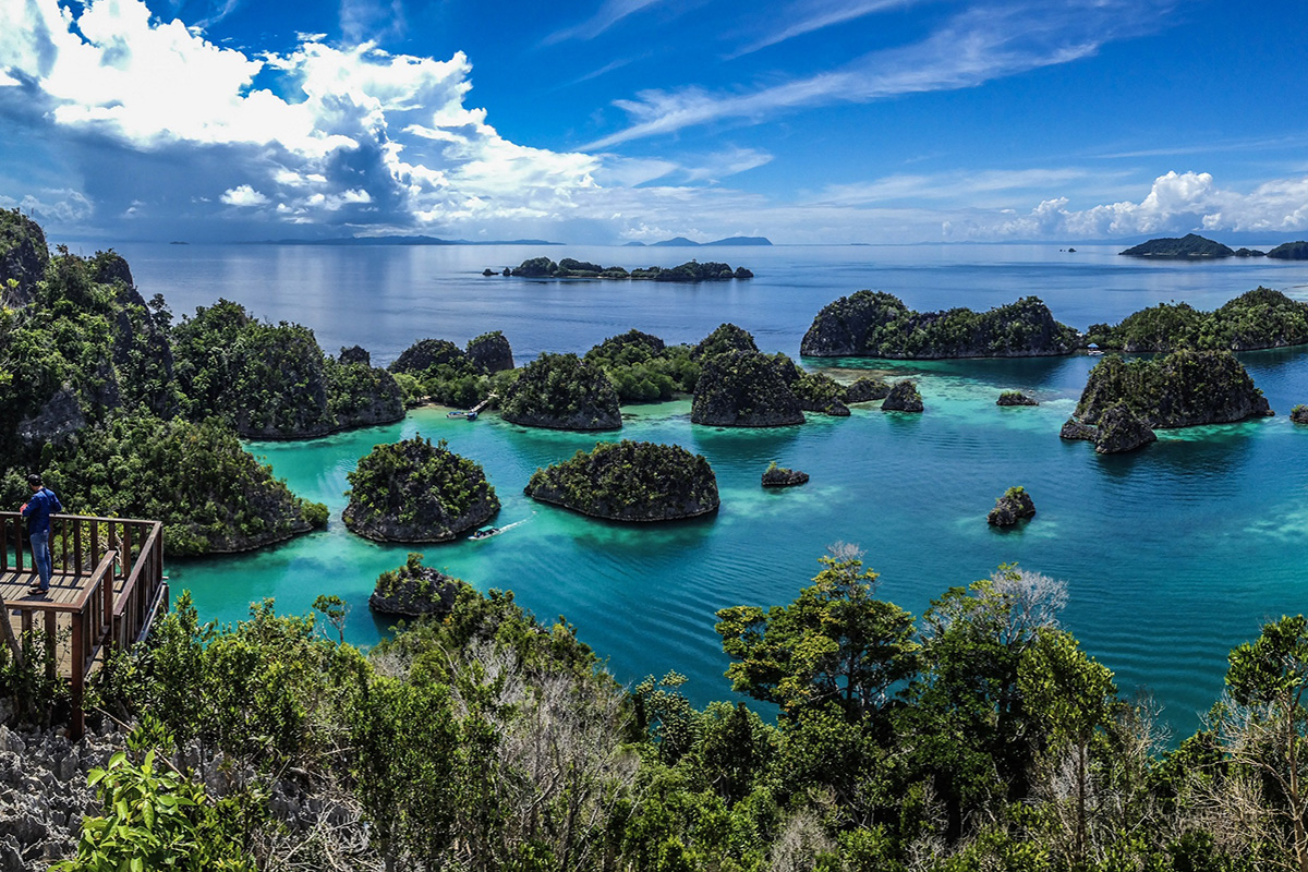 Traveling ke Raja Ampat: 5 Titik Selfie Fotogenik Ini Mesti Ada di Media Sosial Lo! Traveling ke Raja Ampat: 5 Titik Selfie Fotogenik Ini Mesti Ada di Media Sosial Lo!
