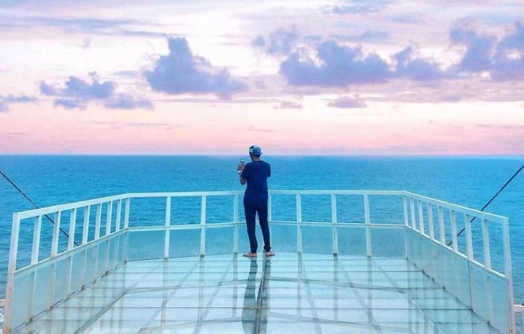 Menantang Adrenalin! Ini 4 Fakta Menarik Jembatan Kaca di Pantai Nguluran!