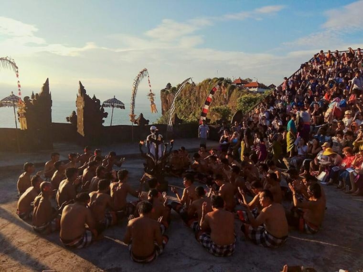 5 Bukti Indahnya Pura Uluwatu di Bali yang Mampu Membuat Lo Terpikat!