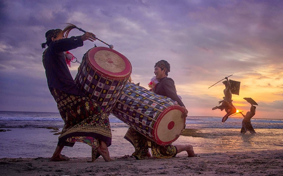 5 Tradisi Unik di Pulau Lombok yang Perlu untuk Lo Temukan Ketika Berkunjung ke Sana!