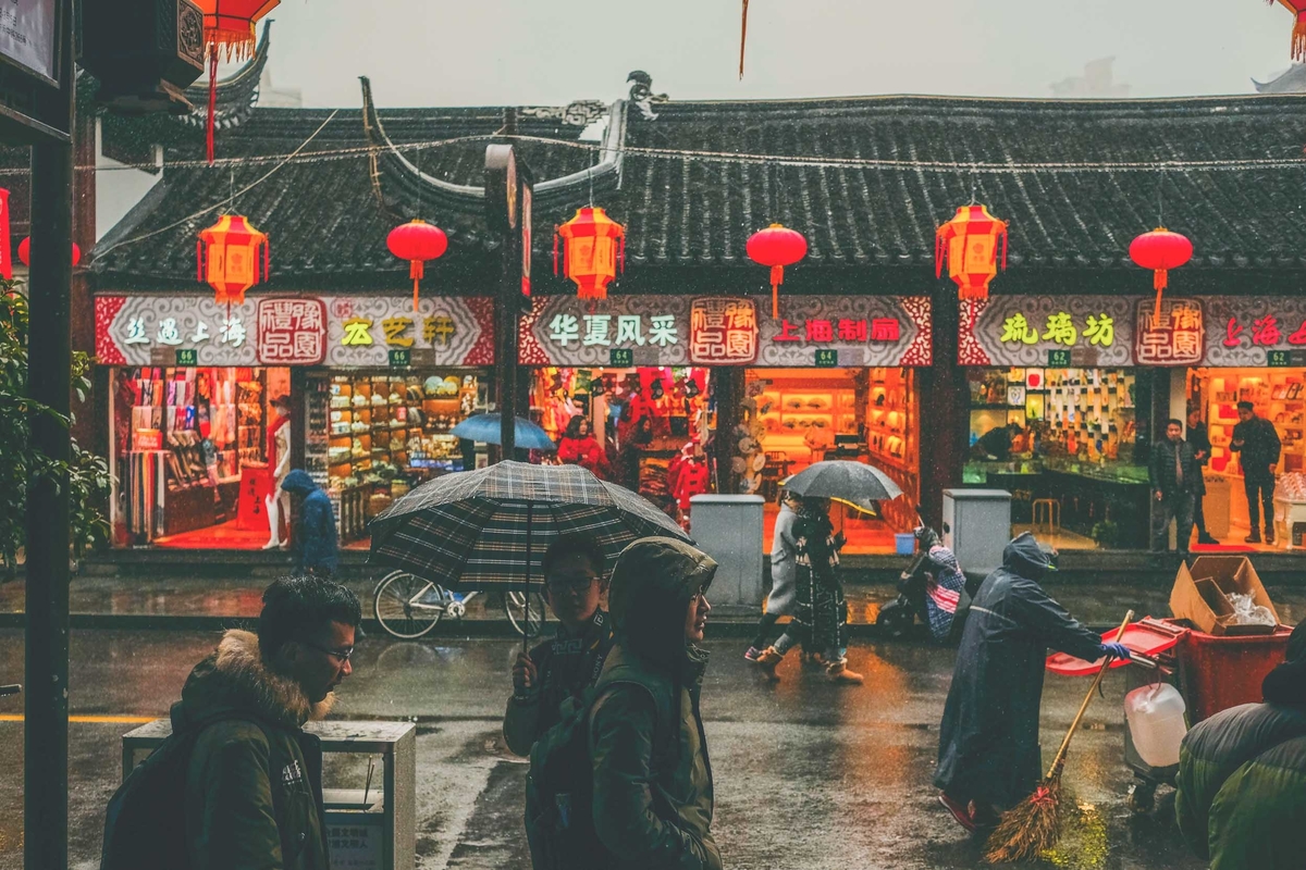 5 Tips Mengatasi Musim Hujan Ketika Traveling agar Lo Bisa Lanjut Terus!