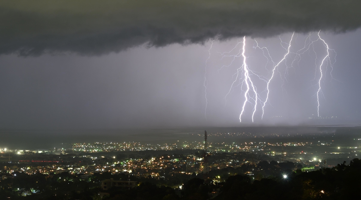 5 Siasat Paling Ampuh Berlindung dari Sambaran Petir yang Perlu untuk Lo Ketahui!