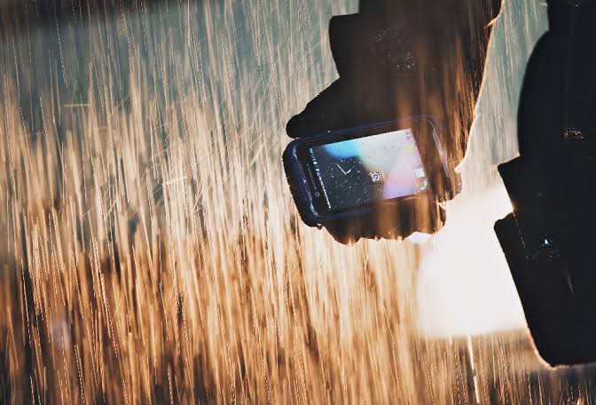 6 Trik Agar Ponsel Lo Tetap Aman saat Dibawa Pergi di Musim Hujan