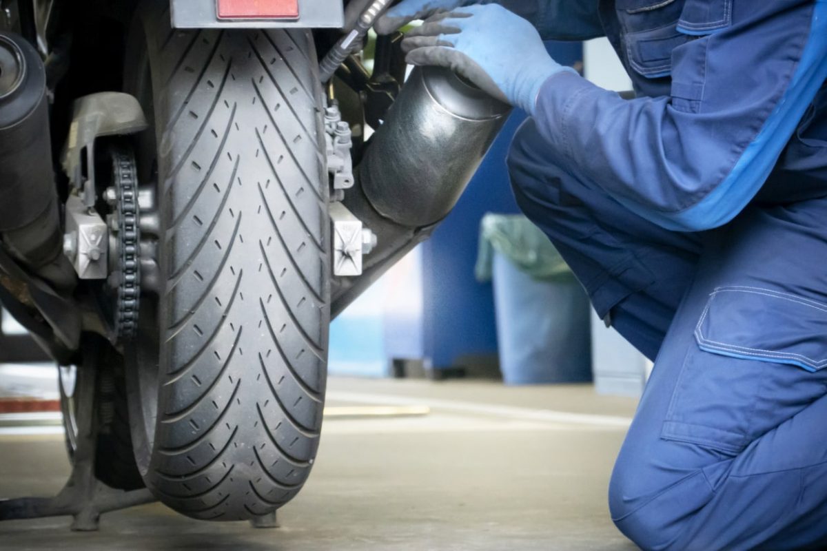 Bingung Caranya untuk Memperbaiki Motor Setelah Terkena Banjir? Tenang, Ini Ada 5 Tips Ampuhnya Kok!