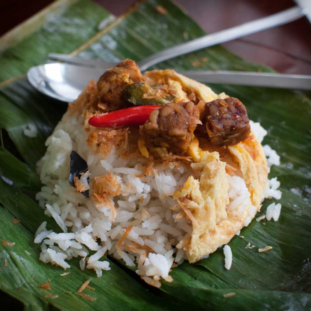 4 Pilihan Kedai Nasi Uduk Legendaris yang Ada di Jakarta! Patut untuk Lo Kunjungi Nih!