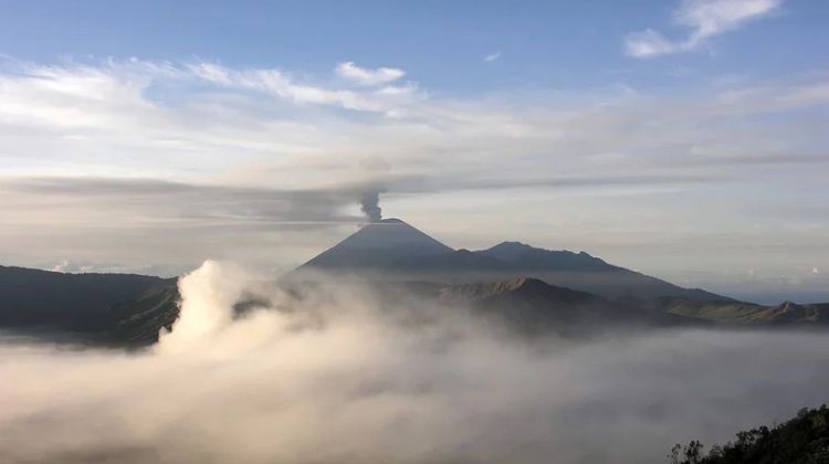 Gunung Semeru Erupsi 2020: Tunda Dulu Rencana Pendakian Lo, Bro!