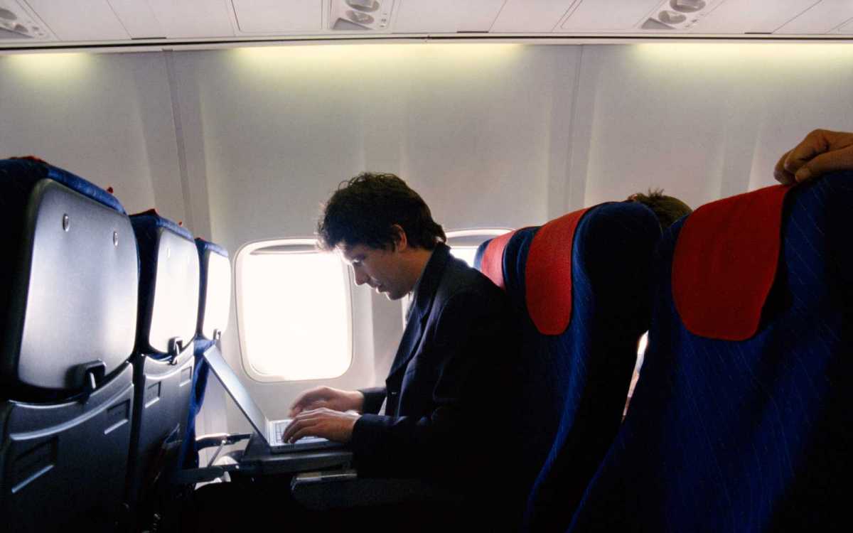 Berniat Bawa Laptop di Bagasi Pesawat? Perhatikan 5 Hal Ini Bro!