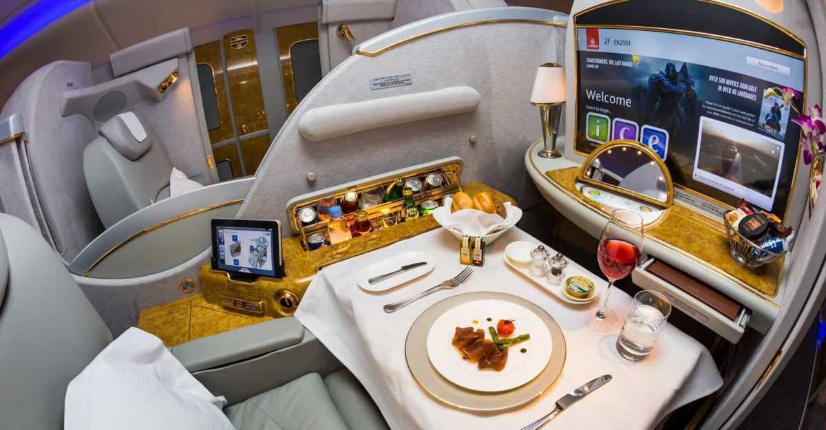 Pertama Kali Naik First Class? Ini 6 Panduannya Biar Penerbangan Lo Nyaman!