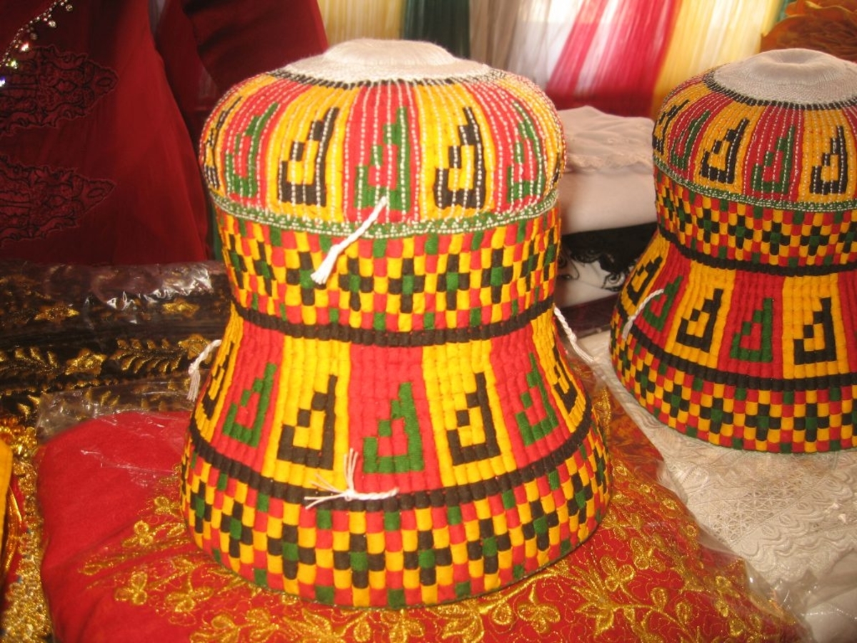 Kekayaan Kebudayaan Indonesia Terpancar dari 5 Pilihan Penutup Kepala Tradisional Ini!