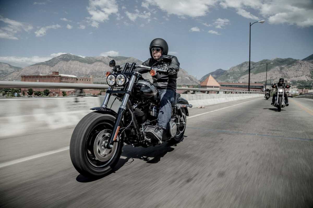 6 Tips Jitu Hindari Rambut Lepek Saat Berkendara dengan Motor