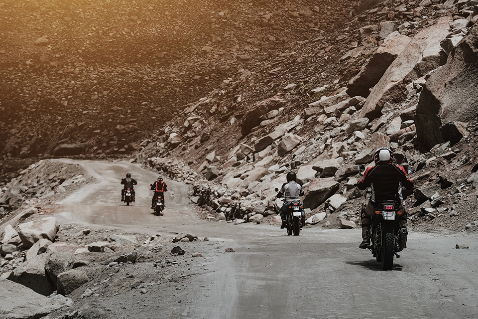 Outfit dan Kelengkapan yang Harus Disiapkan Sebelum Touring Motor