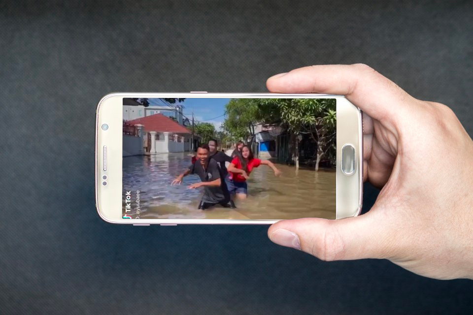 Hikmahnya Banjir Versi Netijen. Dari Berenang Ala di Pantai Sampai Tiktokan di Tengah Banjir