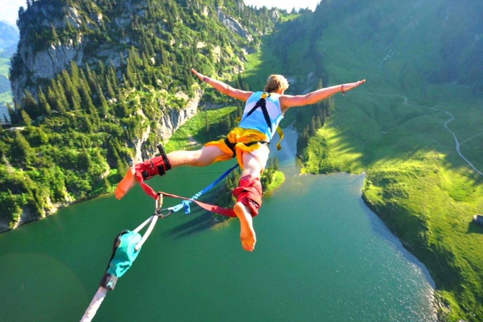 Uji Nyali dan Adrenalin Lo di Wahana Bungee Jumping dari Atas Kawah 