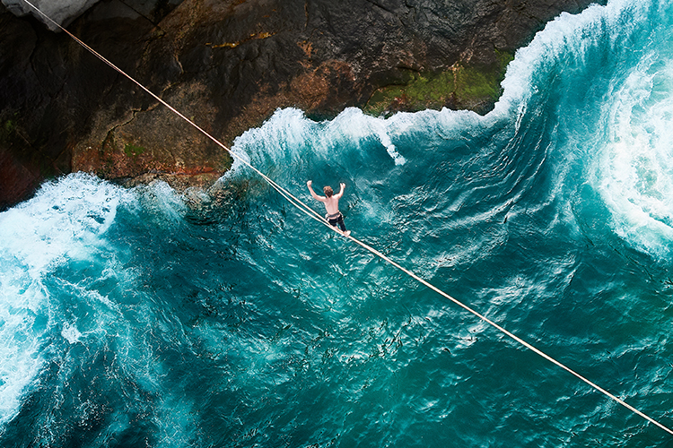 Slackline Freestyle, Atraksi Menguji Nyali di Atas Seutas Tali