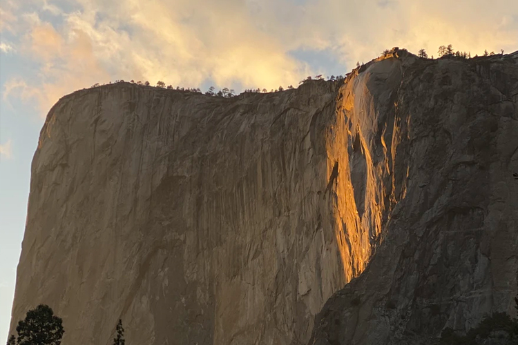 Fenomena Langka Air Terjun Api, Lo Bisa Lihat ‘Lahar’ dari Jarak Dekat!
