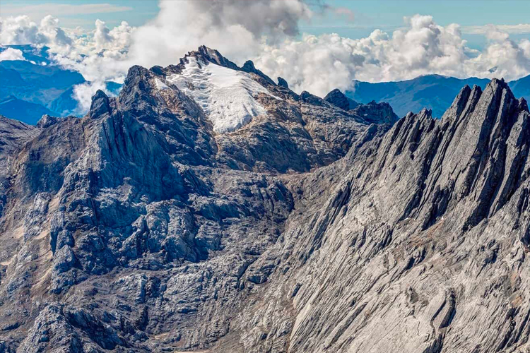 Gokil! Jalur Pendakian Carstensz Punya Keindahan Danau yang Sangat Menakjubkan