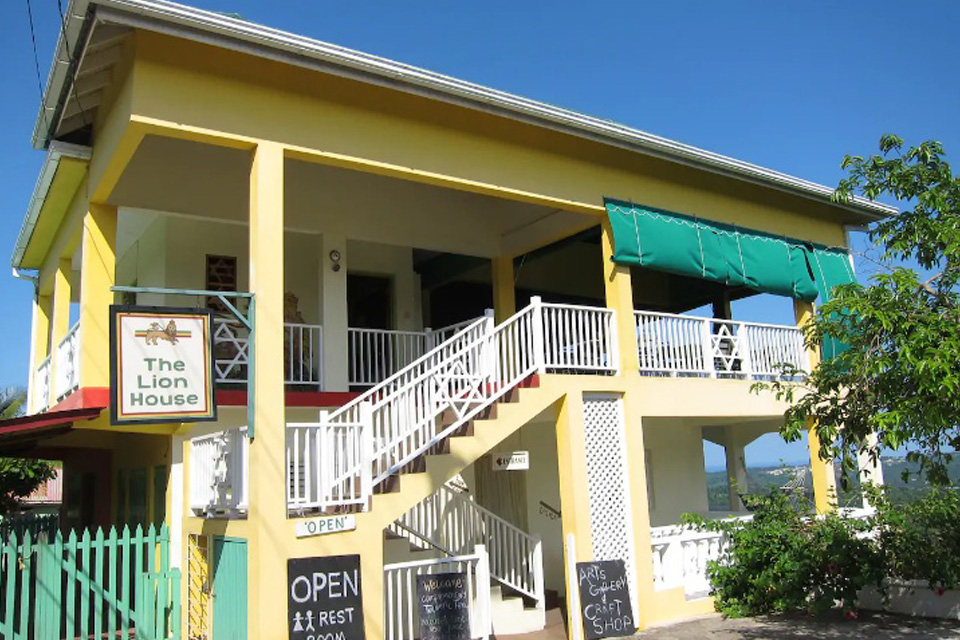 Sensasi Bermalam di Hotel yang Dikelilingi 77 Singa, Lo Berani Nggak?