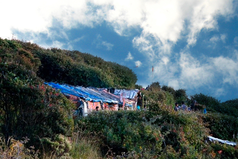 Warung Mbok Yem, Tempat Makan Pecel di Puncak Gunung Lawu. Berani Coba? 