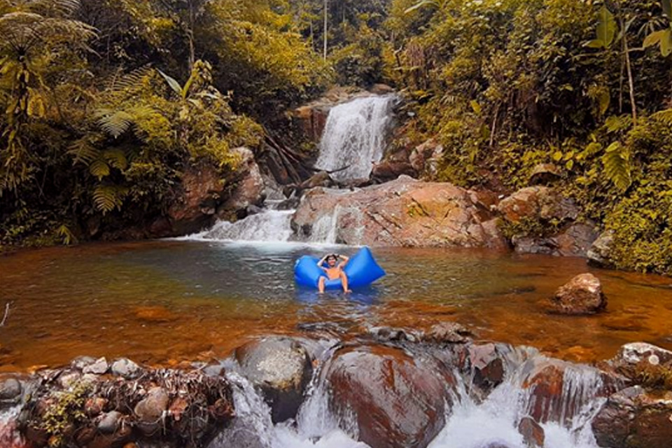 Berpetualang ke Curug Hordeng dengan Jalurnya Menantang