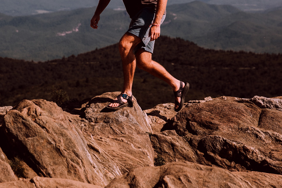 Begini Caranya Pilih Sandal Gunung Supaya Kaki Lo Nyaman!