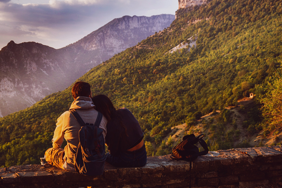 Kalau Nanti Traveling Bareng Pasangan, Lo Harus Pakai Tips Ini Biar Lancar! 