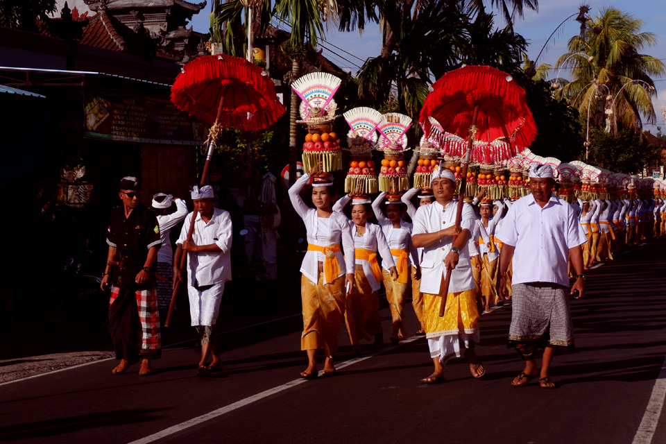 Melihat Keunikan Tradisi Mapeed Khas dari Bali