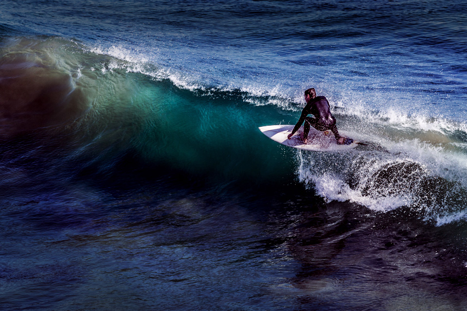 Ingin Coba Surfing? Ini Peralatan Utama yang Harus Lo Kuasai!