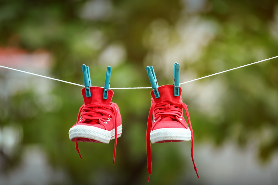 Jangan Takut Basah, Sepatu Traveling Lo Akan Cepat Kering dengan Cara Ini!