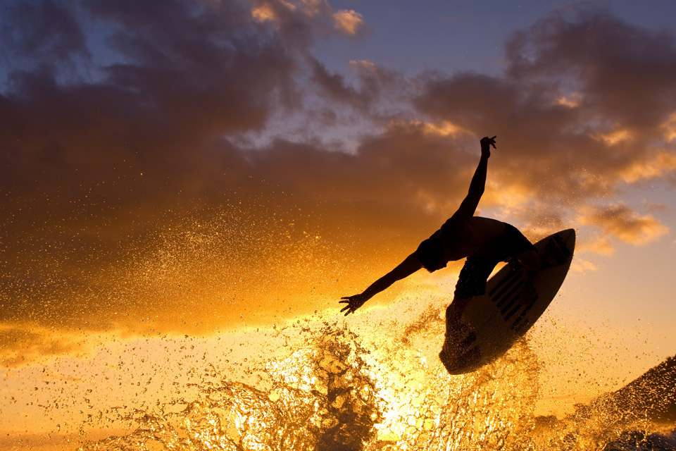 Tips Dasar Surfing yang Harus Lo Pelajari Sebelum Beraksi