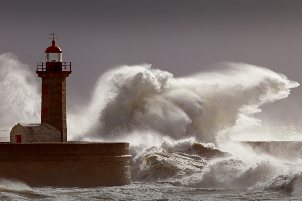 Para Surfer Wajib Sih Nyobain Ombak Monster di Portugal Ini!