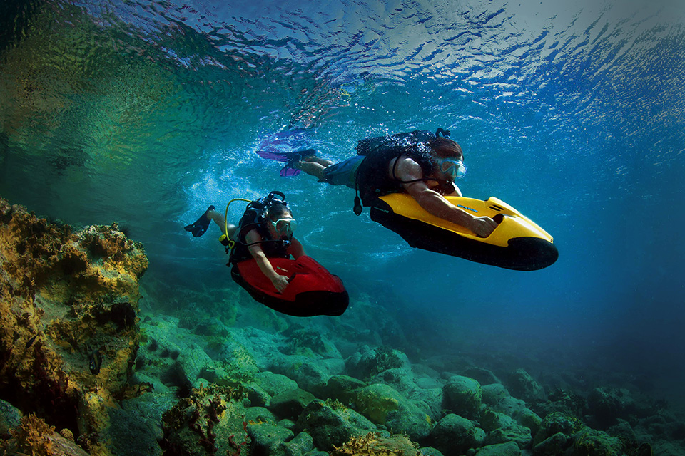 Merasakan Sensasi Menyelam Bak Lumba-Lumba dengan Jet Ski Genggam