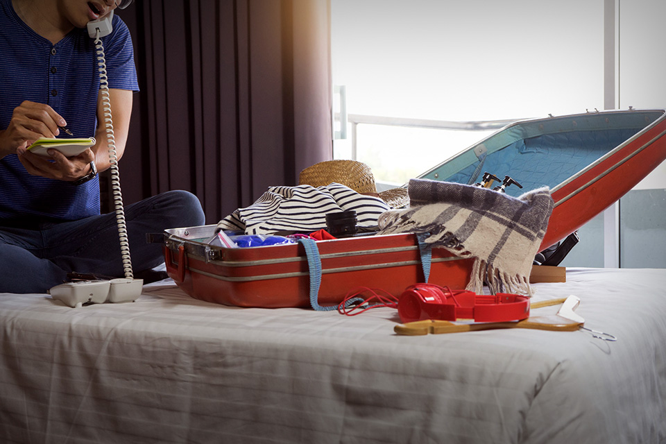 Daftar Barang Ini Wajib Lo Bawa Kalau Mau Ajak Orangtua Traveling 