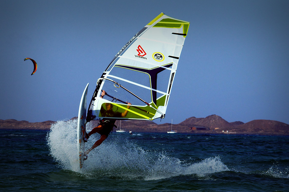 Berkawan dengan Angin di Atas Papan Windsurfing