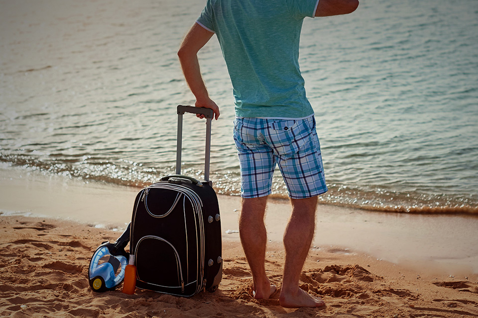 Kalau Udah Boleh Liburan ke Pantai, Jangan Lupa Bawa Barang-barang Ini Ya, Bro!