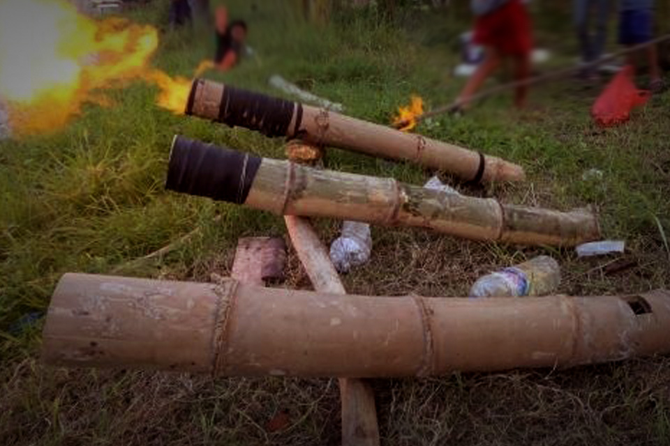 Main ‘Adu Meriam’ Pakai Lodong Sambil Nunggu Buka Puasa
