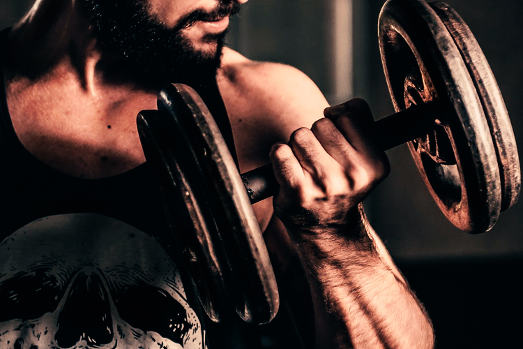 Latihan Dumbbell Bisa Jadi Alternatif Olahraga Sambil Lo WFH 