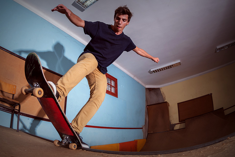 Main Skateboard di Dalam Rumah, Apa Bisa Bro?