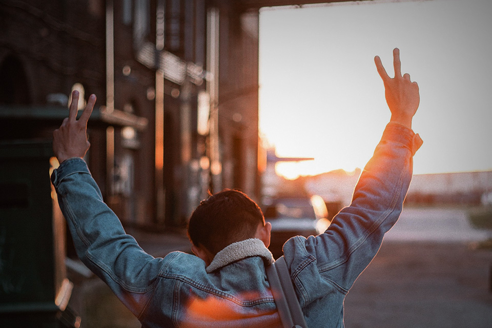 Jangan Dilakukan Bro! Ini Isyarat Tangan yang Harus Lo Hindari di Luar Negeri