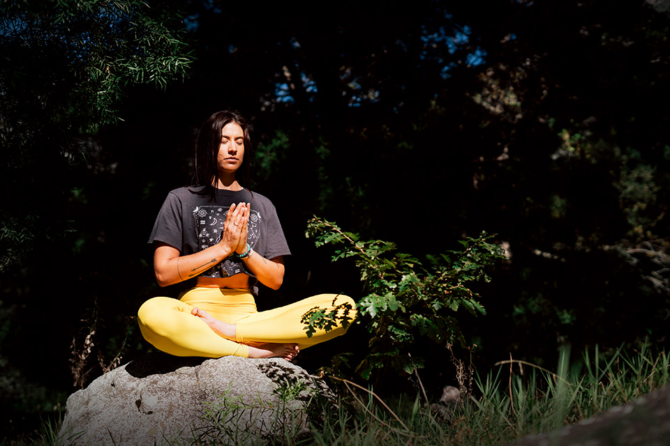 Alternatif Gerakan Yoga Buat Lo yang Lagi Puasa dan di Rumah Aja 