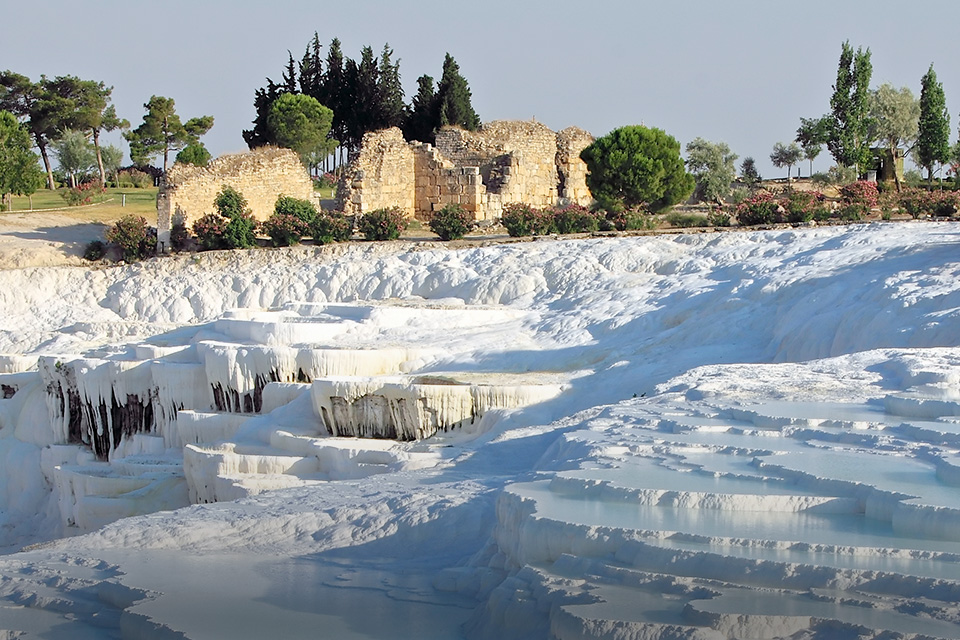 Eksotisme Pemandian Air Panas 'Kastil Kapas' di Pamukkale, Turki